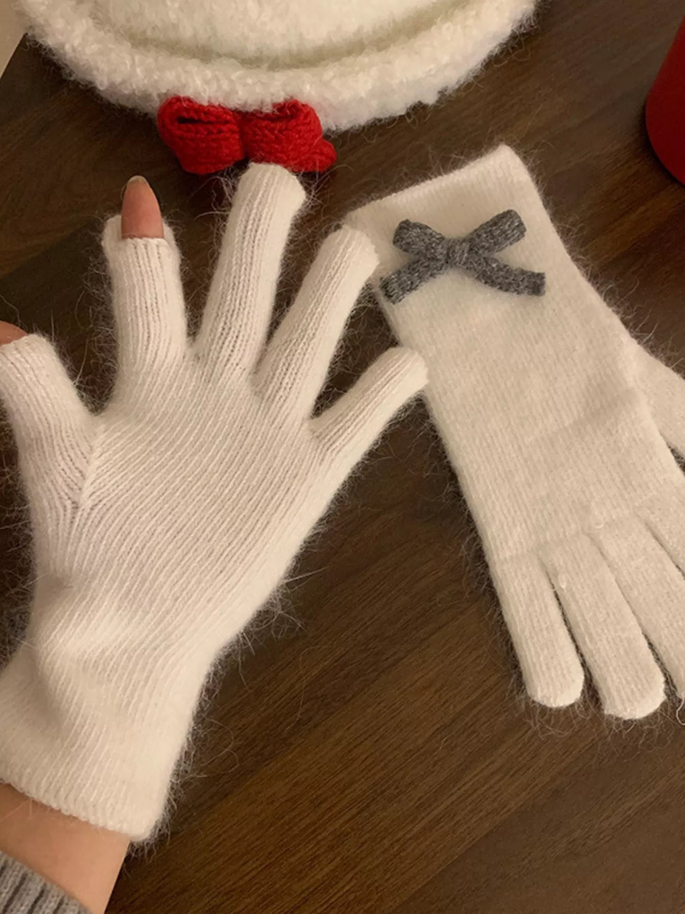 Sarah Express Women's Bow-Accent Knit Gloves - Cozy Winter Accessory White One Size