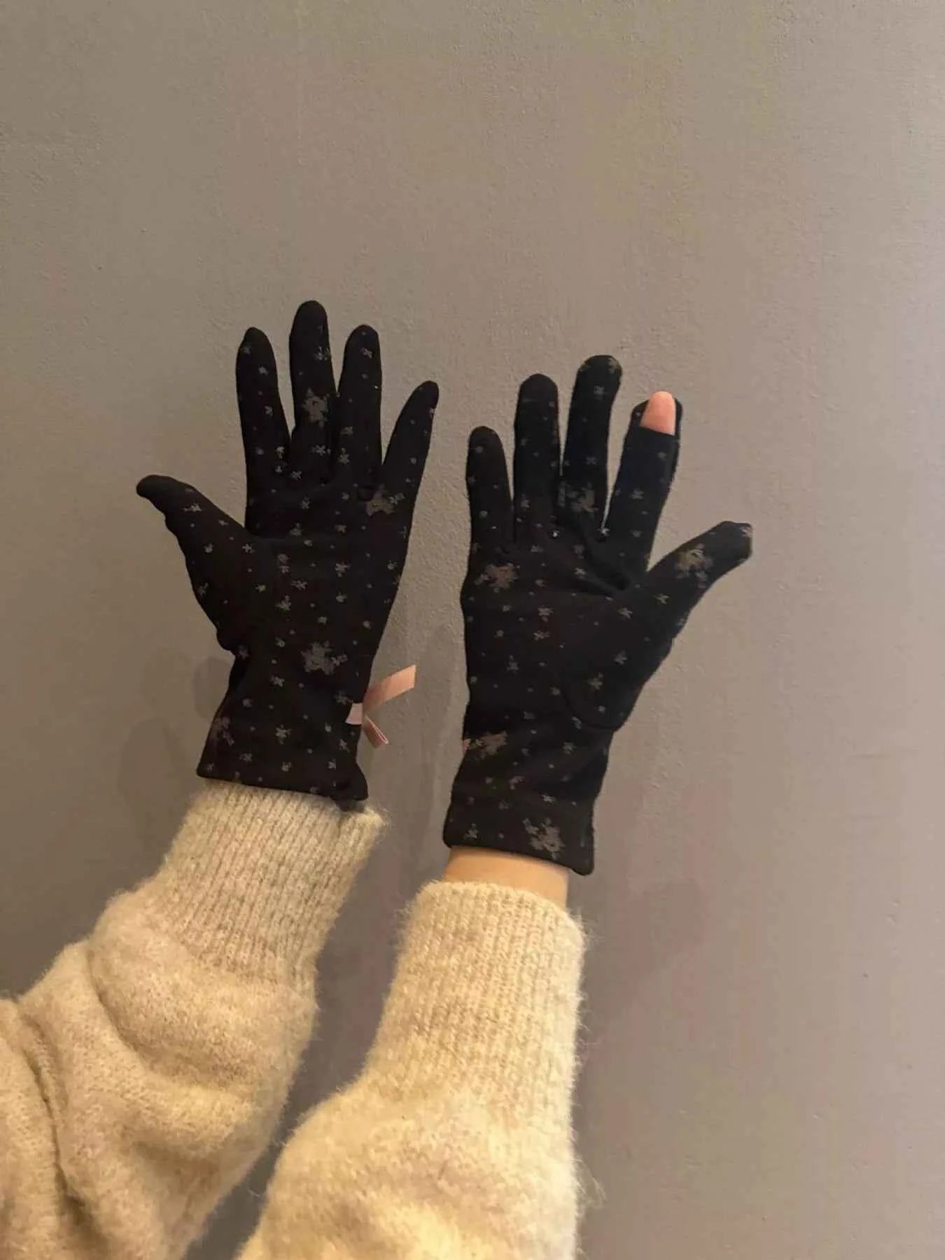 Sarah Express Women's Bowknot Decor Gloves - Winter Fashion Accessory Black ONESIZE