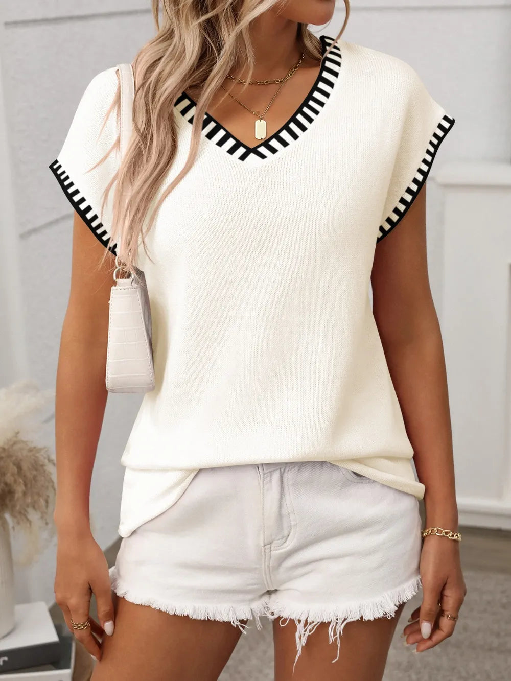 Sarah Express Women's Contrast Trim V-Neck Short Sleeve Knit Top - Spring/Summer Casual Top