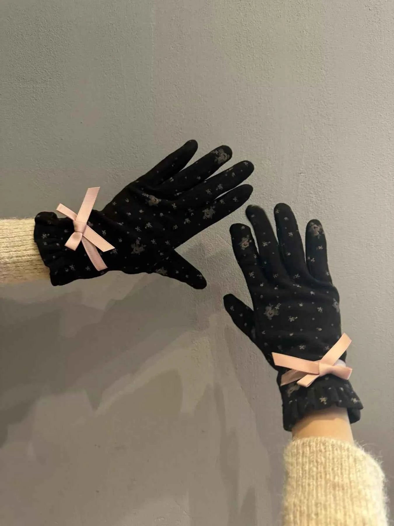 Sarah Express Women's Bowknot Decor Gloves - Winter Fashion Accessory
