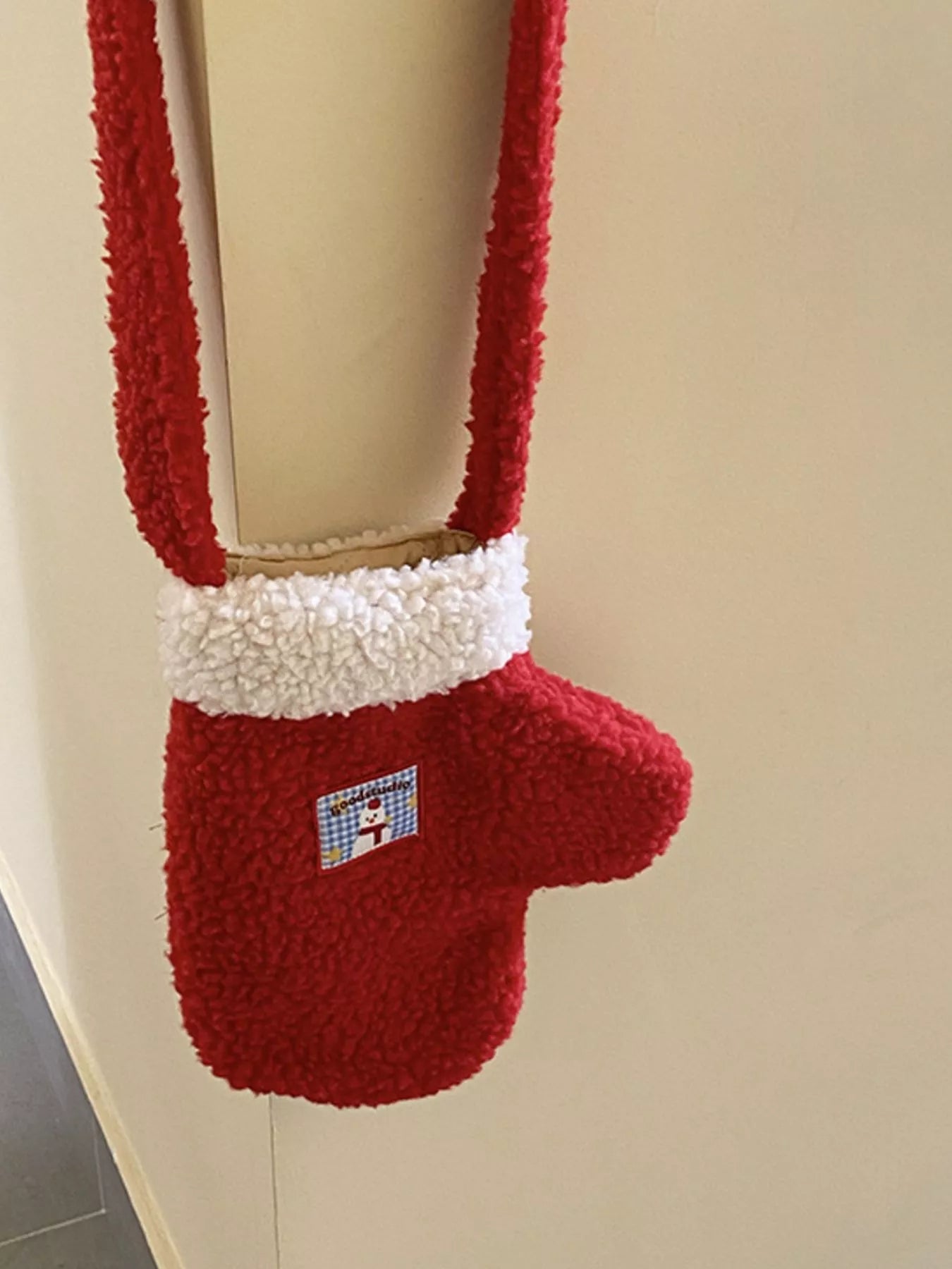 Sarah Express Women's Christmas Mitten-Shaped Plush Crossbody Bag Red ONESIZE